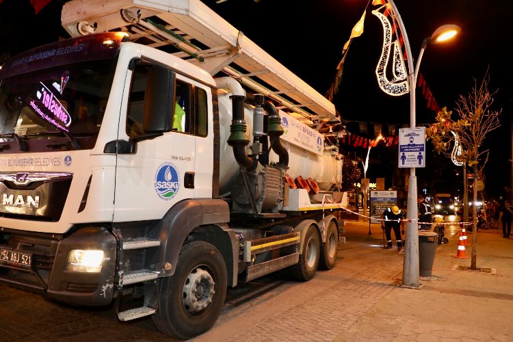 Sakarya Büyükşehir'den Çark Caddesi'nde hummalı mesai -