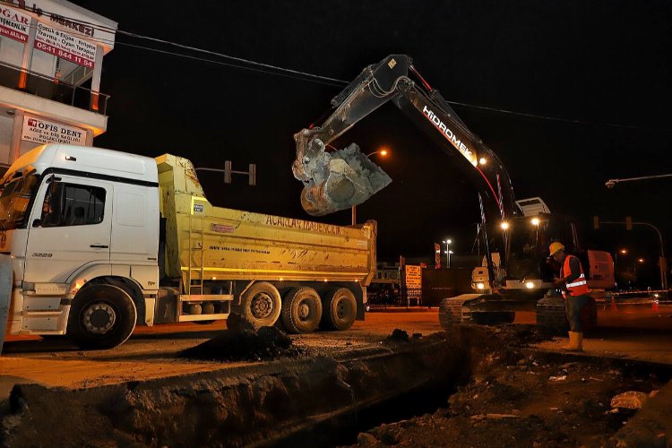 Sakarya Büyükşehir’den şehrin kalbinde sürdürdüğü çalışmalara gece mesaisi -