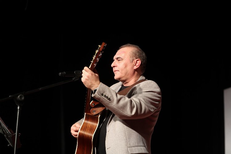 Sakarya Büyükşehir’in Aykut Kuşkaya konserinde müzik şöleni -