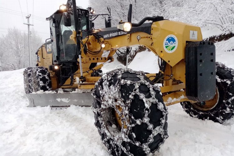 Sakarya Büyükşehir kar mesaisinde: 63 mahallede okul yolları açıldı -