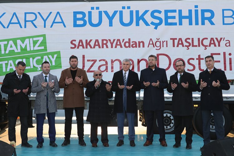 Sakarya Büyükşehir kardeşlerini unutmuyor: 700 koli daha yola çıktı -