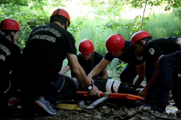 Sakarya'da afet timinden nefes kesen tatbikat -