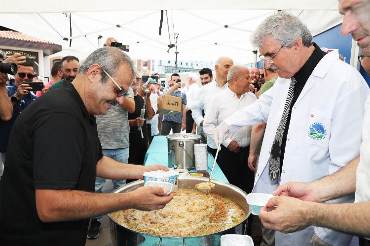 Sakarya'da Başkan Yüce, kazanın başından ikramda bulundu -