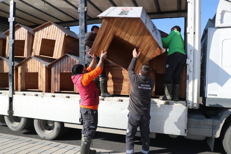 Sakarya'da hayvan bakımevine mama kabı ve kulübe desteği -
