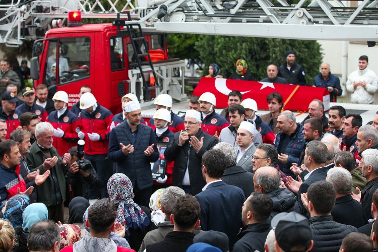 Sakarya'da şehit itfaiye eri dualarla uğurlandı -