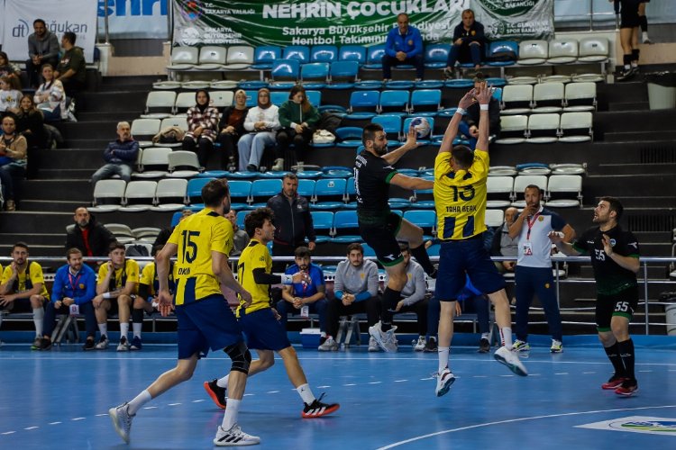 Sakarya hentbolda zirve takibini bırakmıyor -