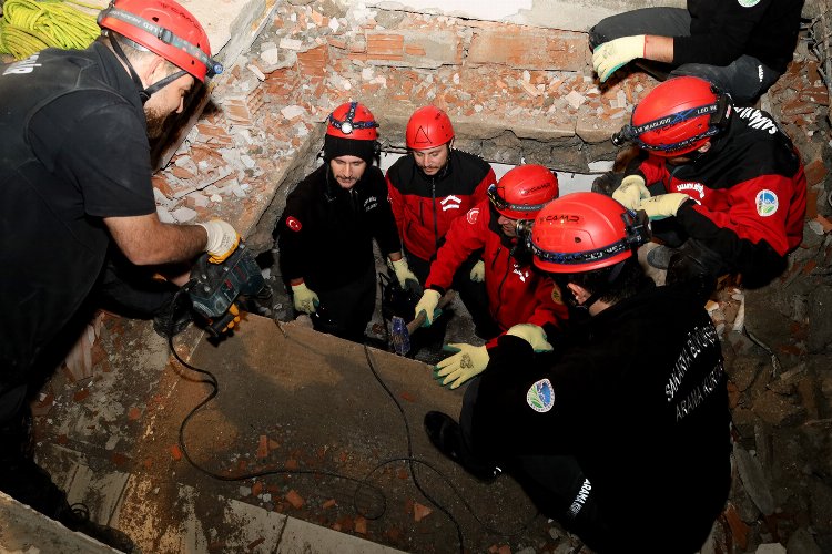 Sakarya'nın kalbindeki o enkaza girdi! Bol aksiyonlu canlı kurtarma tatbikatı -