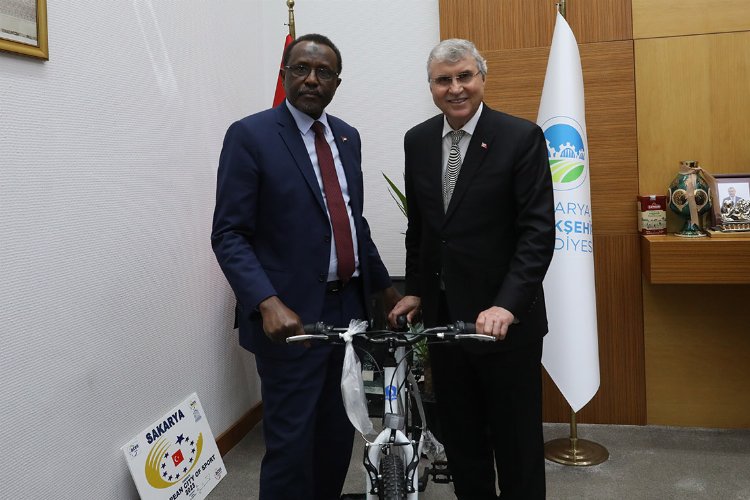 Sakarya Sudan’la kardeşlik köprüsü kuruyor... Büyükelçiye bisiklet hediyesi -