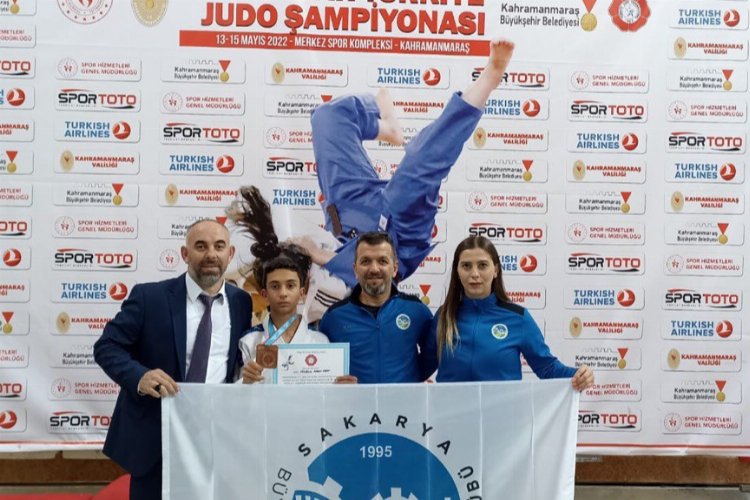 Sakaryalı sporcular ay yıldızlı bayrağı her yerde dalgalandırıyor -