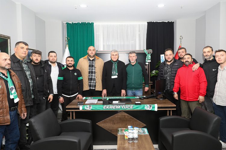 Sakaryaspor taraftarlarınca meşalelerle karşılandı -