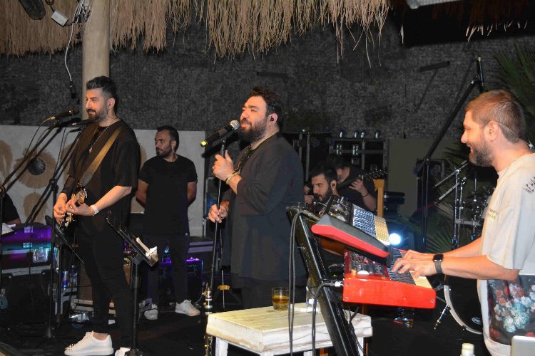 Sakiler grubu Çeşme’de 196’ıncı konserini verdi -