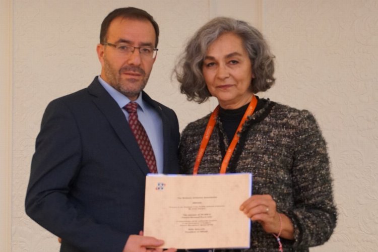 Şampiyon atletten depremzedelere yardım -