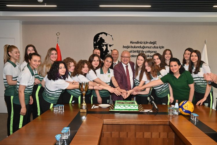Şampiyon Manisalı voleybolculardan Başkan Ergün'e ziyaret -