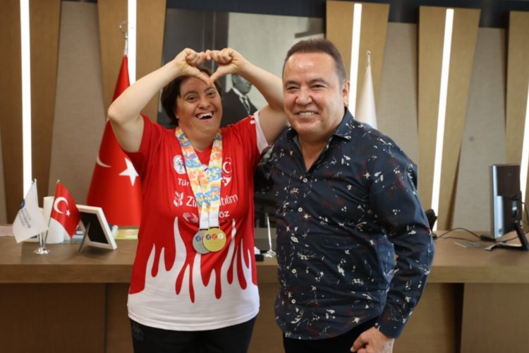 Şampiyon sporcudan Başkan Böcek’e ziyaret -