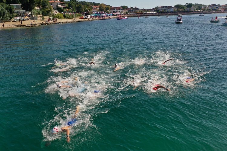 Şampiyon yüzücüler Kocaeli Kerpe’de kulaç attı -