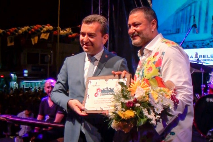 Sanatçı Hüsnü Şenlendirici’nin adı parka verildi -