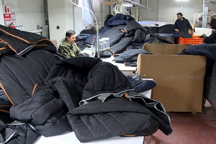 Sanayicinin deprem fedakârlığı... İşlerini bırakıp tulum üretiyorlar -