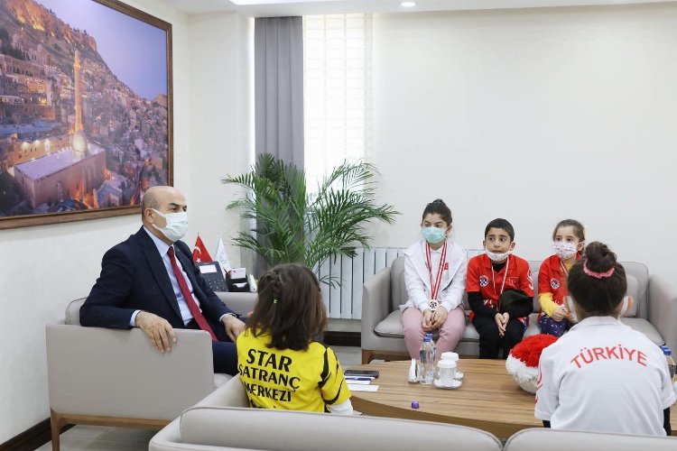 Satranç Şampiyonasında dereceye giren Öğrencilerden Vali Demirtaş'a Ziyaret -
