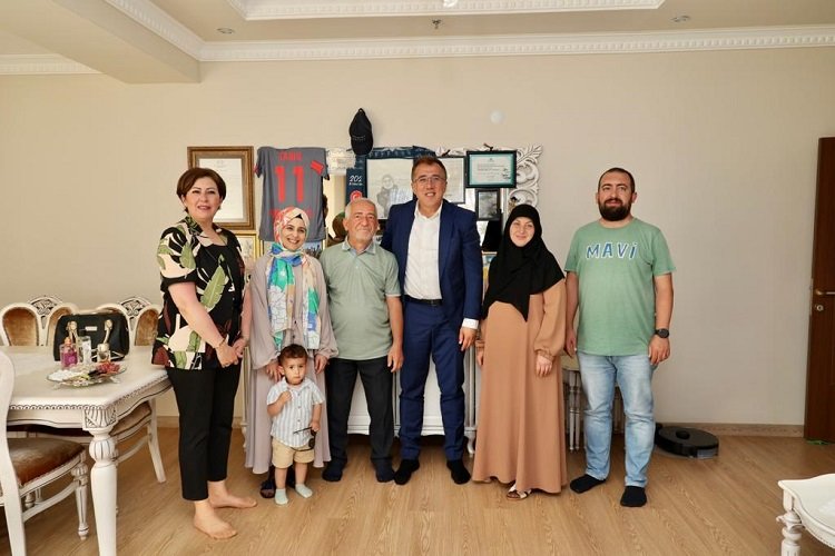Savran ailesinden çat kapı bayram kutlaması -