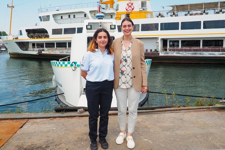 Şehir Hatları'nın ilk kadın kaptanı Deniz Taksi dümeninde -
