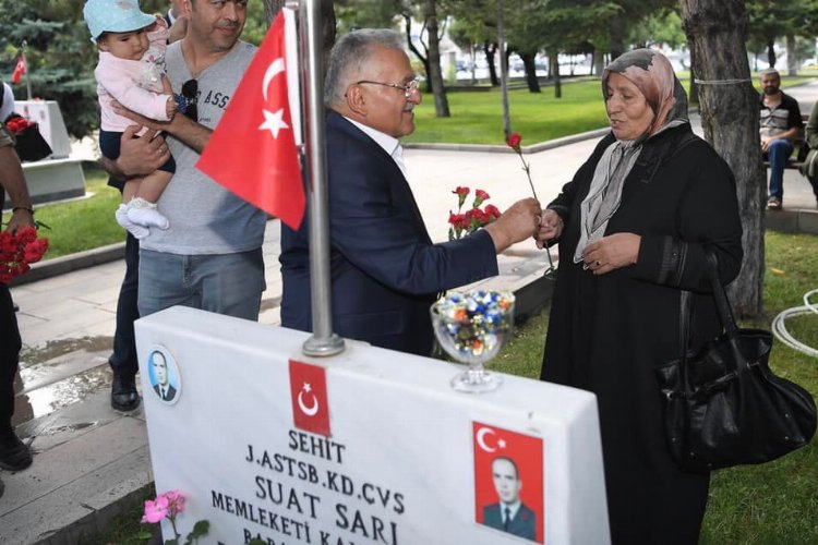Şehitliklerde buruk bayram -