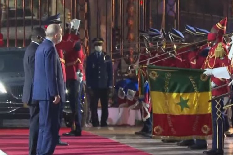 Senegal'de resmi törenle karşılandı -