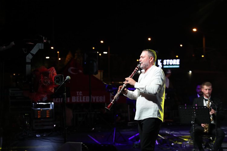 Şenlendirici klarnetini afetzedeler için çalacak -