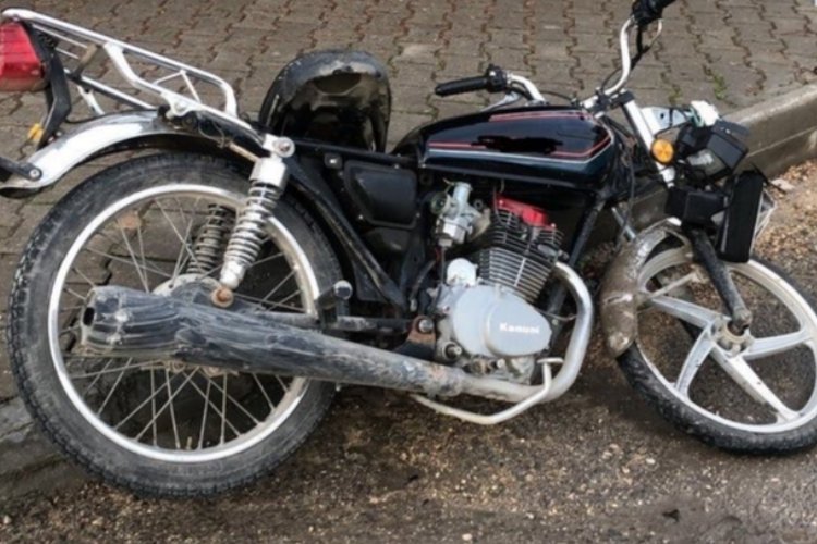 Servis minibüsü İle motosiklet çarpıştı 1 yaralı -