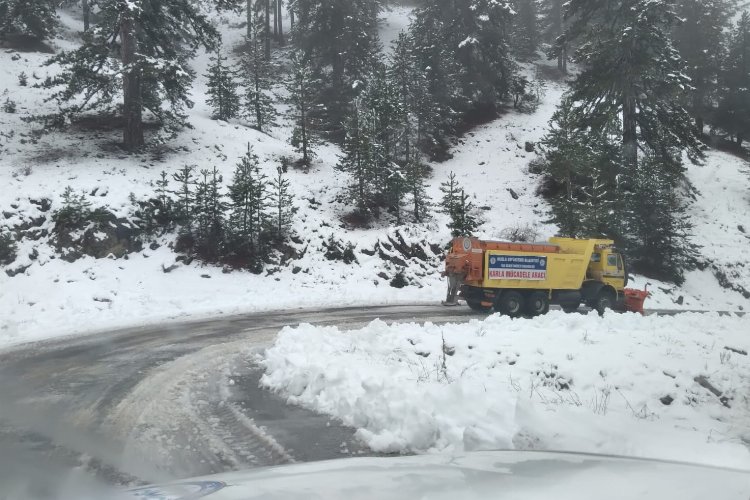 Seydikemer’de karla kaplanan yollar açıldı -