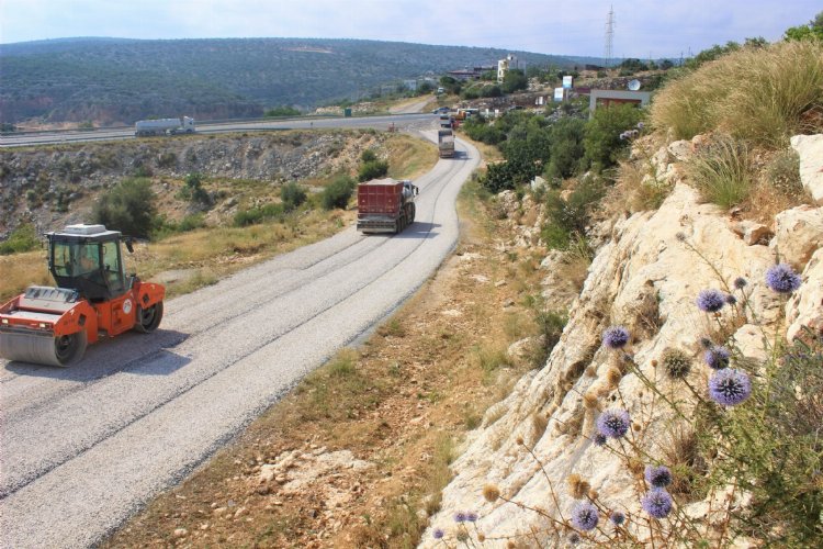Silifke’de 3 bin 700 metrelik yolu yeniledi -