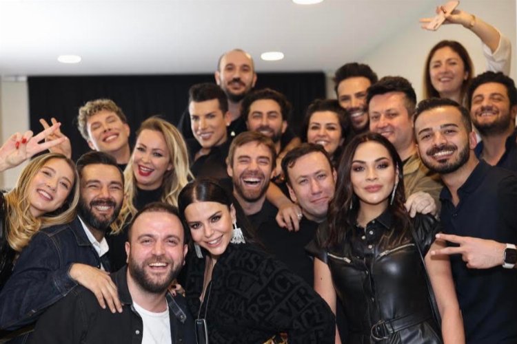Simge dostlarını kuliste ağırladı -