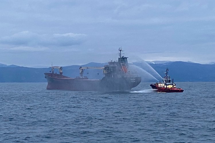 Sinop'ta yanan gemi Gerze'ye ulaştı.. Kayıp bir mürettebat aranıyor -
