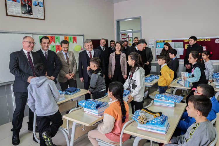 Sivas'ta depremzedelerin okul ihtiyaçlarını belediye karşılayacak -