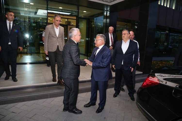 Sivas Valisi'nden Memduh Büyükkılıç'a ziyaret -