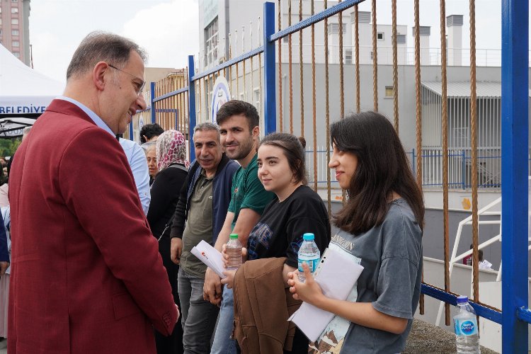Sınava saniyeler kala genç adayın yardımına Başkan Çalık yetişti -
