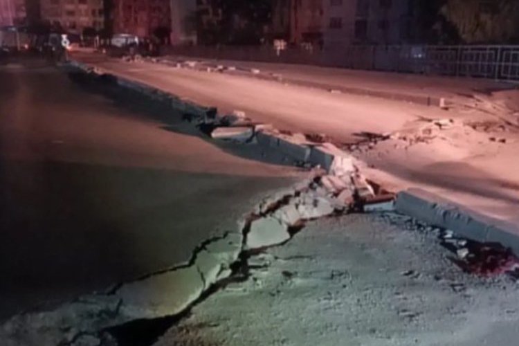 Son depremde köprüde büyük yarıklar oluştu -