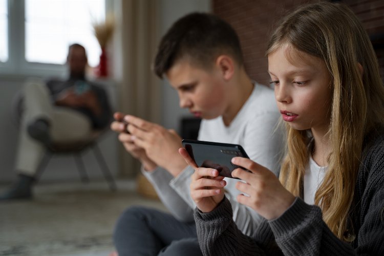 Sosyal medyanın yanlış kullanımı çocukları ve toplumu etkiliyor -