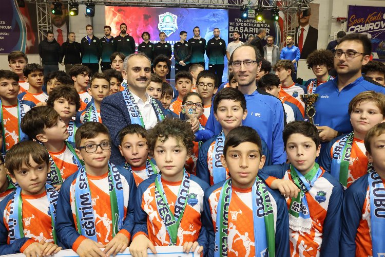 Spor kenti Çayırova'da onur gecesi -