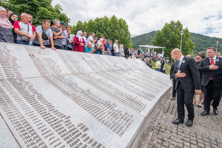 Srebrenitsa Soykırımı’nın kurbanları Bosna-Hersek'te 27’nci kez anıldı -