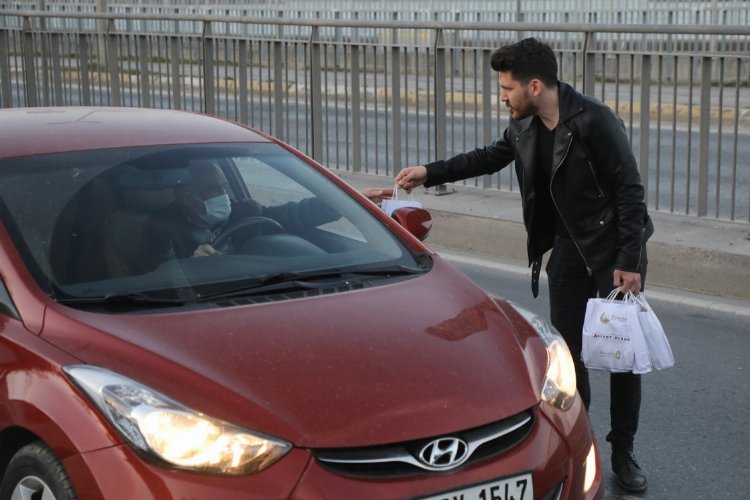 İstanbul Eyüpsultan'da trafikte kalan sürücülere iftariyelik -