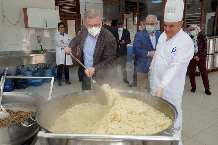 İstanbul Üsküdar'da 30 bin kişiye sıcak yemek -