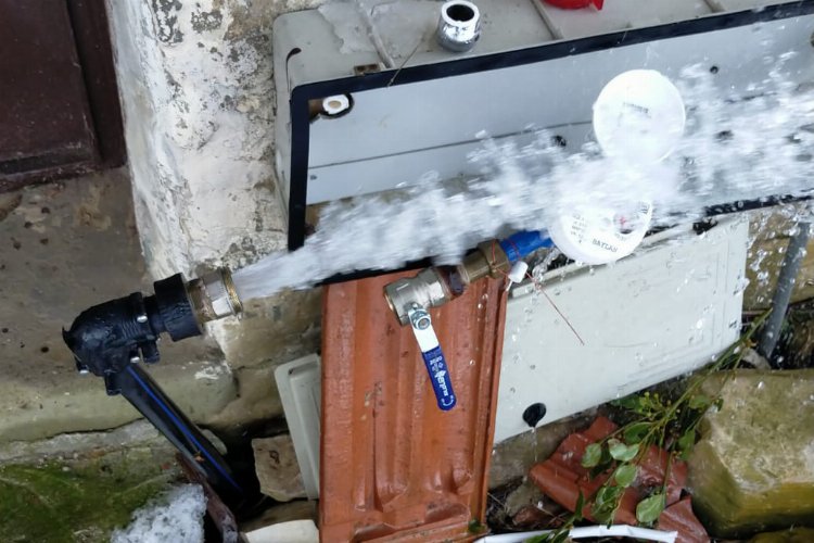 İSU ekipleri donan sayaçlara müdahale ediyor -