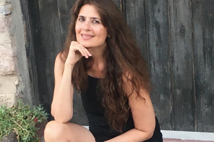 Sunucu Şennur Üzgen tiyatro sahnesinde -