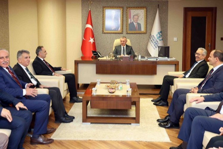 Tahir Büyükakın'dan öğretmenlere övgü -