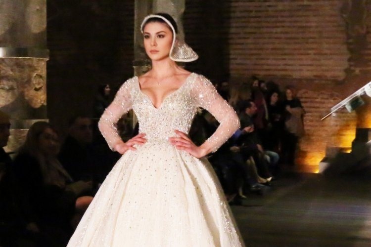 Taçlı güzeller İstanbul'da Bridal defilesinde -