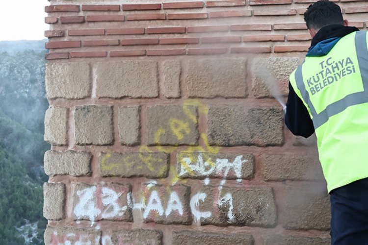 Tarihe saygısızlığa Kütahya temizliği! -
