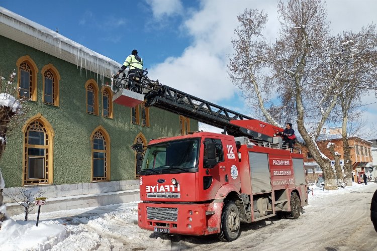 Tehlike saçan buz sarkıtları temizlendi -