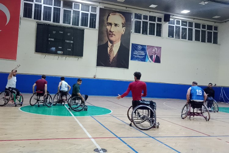 Tekerlekli sandalye hentbolu büyük ilgi gördü -