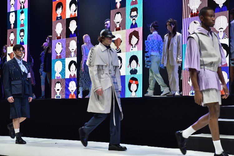 Temassız tasarımlara görkemli defile -