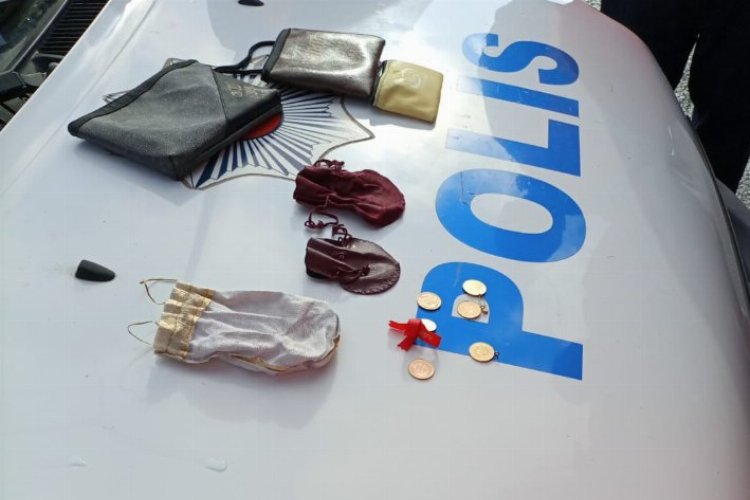 Temizlik yaptığı yolda altın buldu